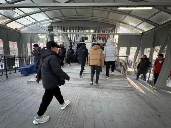 暖和多了!北京这两个地铁站加装站外候车“神器”! 暖和多了!北京这两个地铁站加装站外候车“神器”!