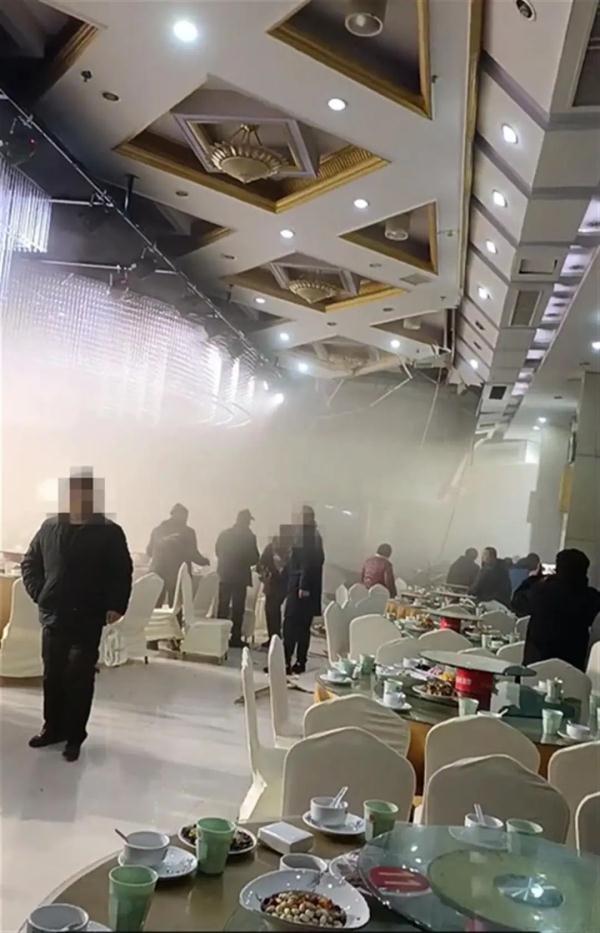 河南省三门峡市一酒店办婚宴时吊顶坍塌,多人受伤 河南省三门峡市一酒店办婚宴时吊顶坍塌,多人受伤