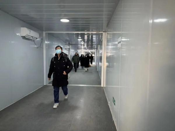 暖和多了!北京这两个地铁站加装站外候车“神器”! 暖和多了!北京这两个地铁站加装站外候车“神器”!