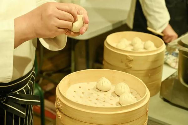 中式浪漫天花板来了！连同上海人爱吃的它，都火到巴黎街头排起长队销售火爆…