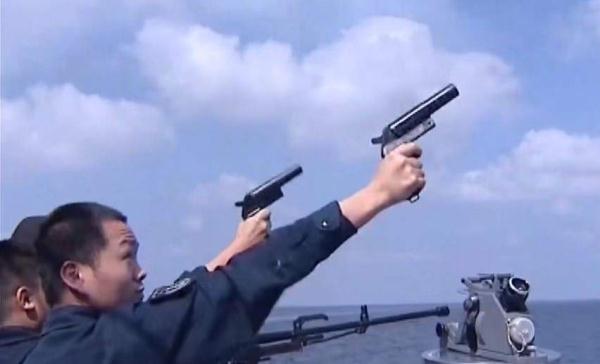 “感谢中国海军!” “感谢中国海军!”