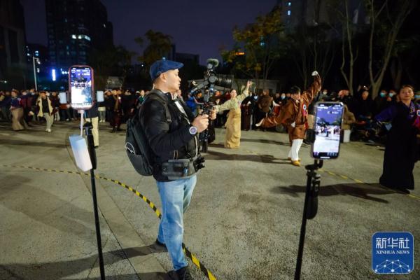 成都街头的锅庄舞会