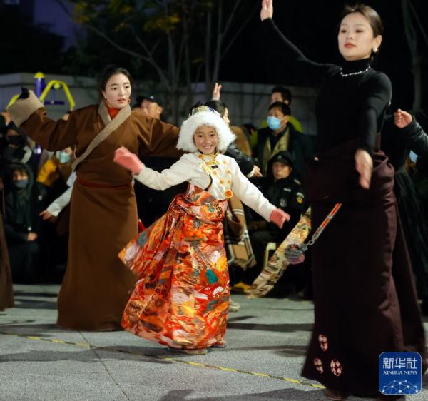 成都街头的锅庄舞会