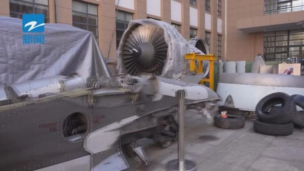 太震撼！浙江一校园里出现一架空客A320！学生：帮我实现大国工匠梦