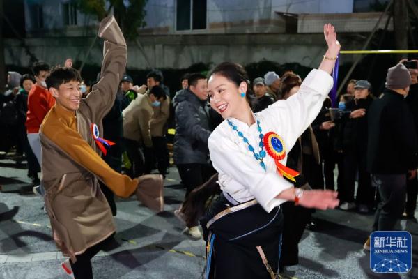 成都街头的锅庄舞会