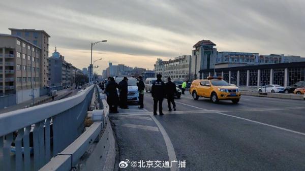 突发!公交司机中途晕倒,车辆越过护栏、发生撞车...... 突发!公交司机中途晕倒,车辆越过护栏、发生撞车......