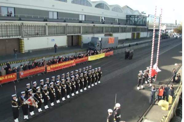 “感谢中国海军!” “感谢中国海军!”