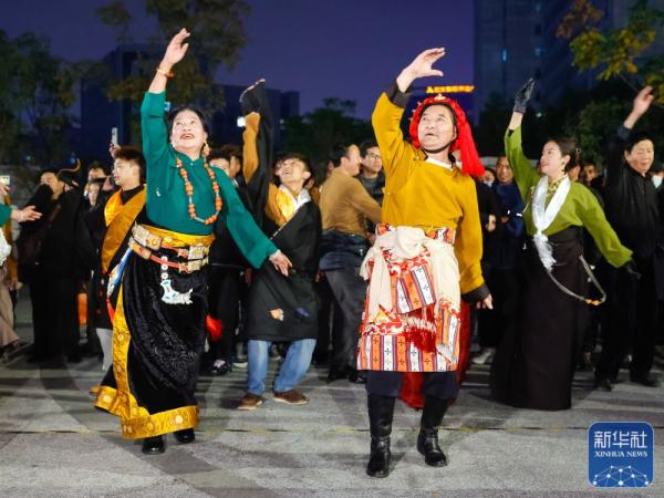 成都街头的锅庄舞会