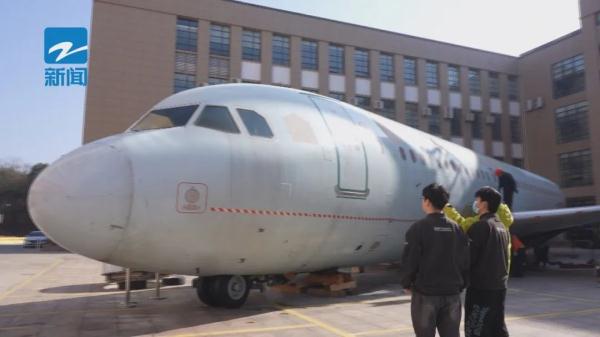 太震撼！浙江一校园里出现一架空客A320！学生：帮我实现大国工匠梦