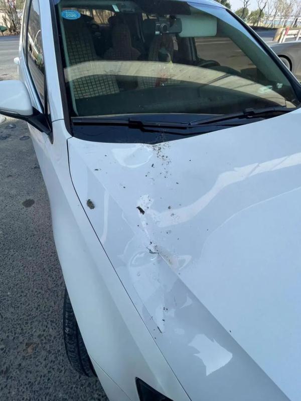 真的发生了！浙江姑娘开车路上，冰锥突然掉下来！车被砸成这样……