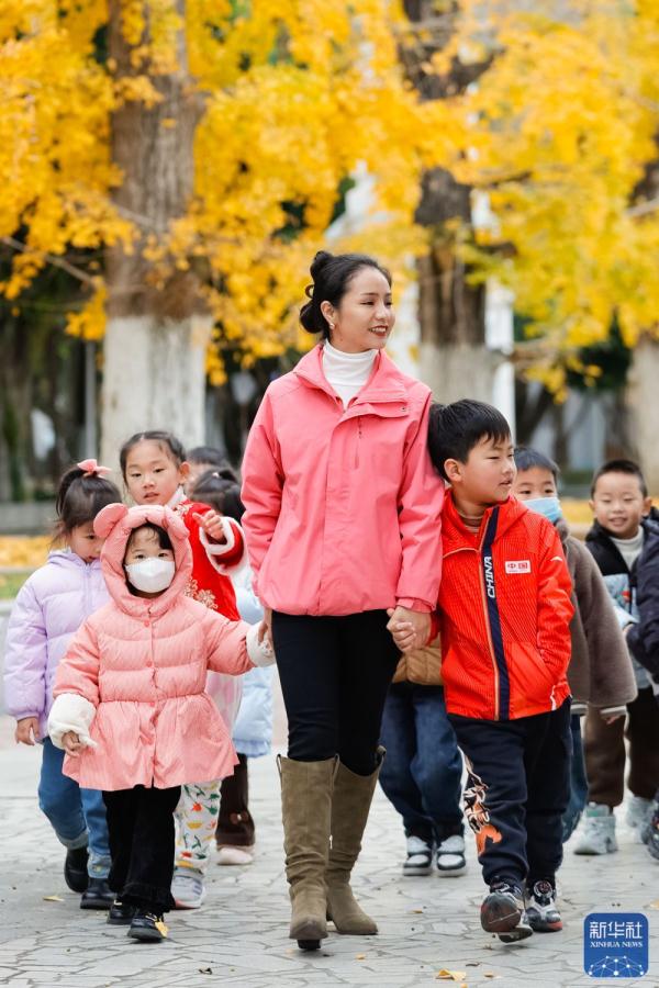 成都街头的锅庄舞会