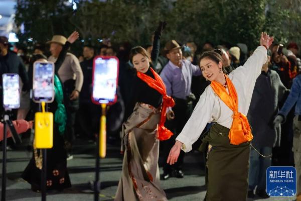 成都街头的锅庄舞会