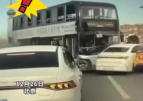 突发!公交司机中途晕倒,车辆越过护栏、发生撞车...... 突发!公交司机中途晕倒,车辆越过护栏、发生撞车......