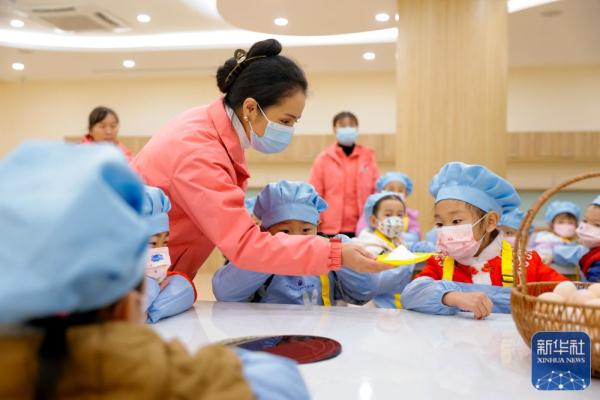 成都街头的锅庄舞会