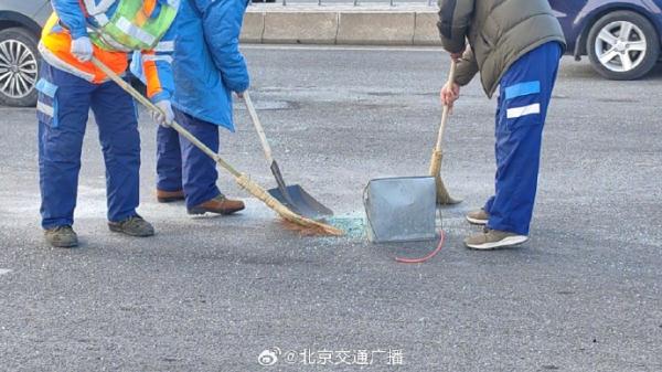 突发!公交司机中途晕倒,车辆越过护栏、发生撞车...... 突发!公交司机中途晕倒,车辆越过护栏、发生撞车......