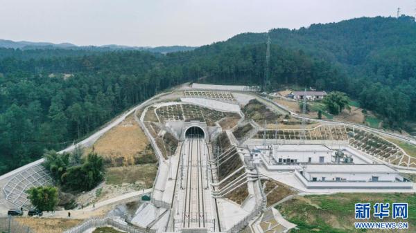 超越“起飞时速”到川南 成自宜高铁开通 超越“起飞时速”到川南 成自宜高铁开通
