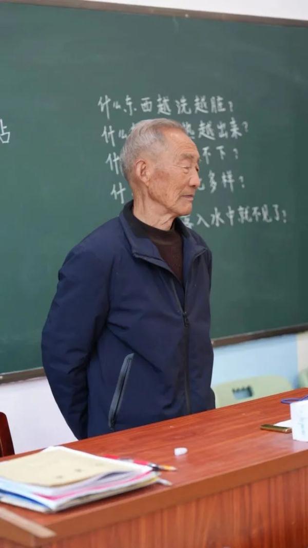 这张“课表”绝了！杭州这位全能的老师，孩子们都服气……