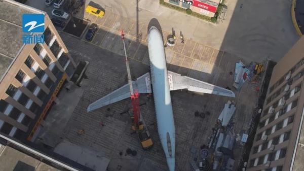 太震撼！浙江一校园里出现一架空客A320！学生：帮我实现大国工匠梦