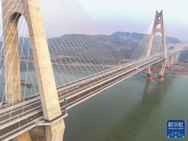 成自宜高速铁路开通运营