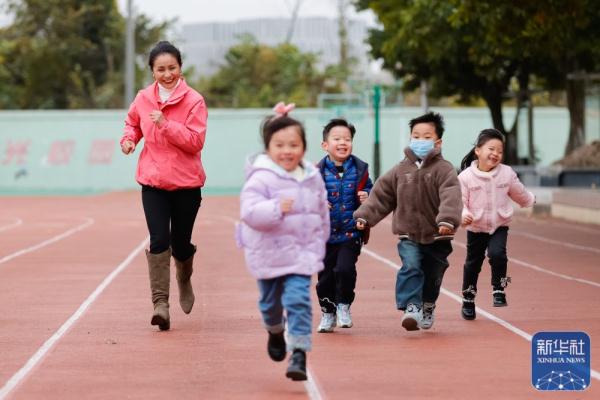 成都街头的锅庄舞会