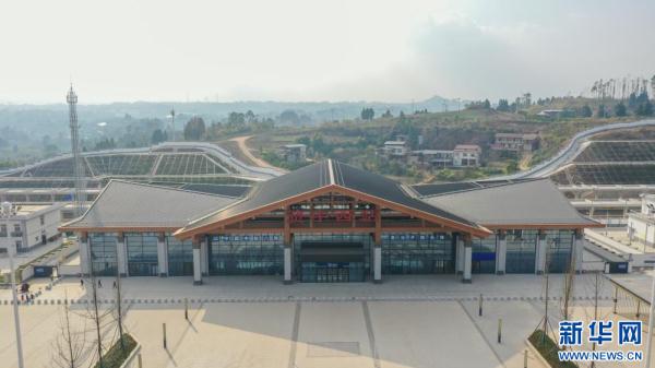 超越“起飞时速”到川南 成自宜高铁开通 超越“起飞时速”到川南 成自宜高铁开通