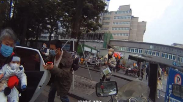 婴儿高烧急需救治，成都交警火速开道