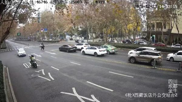 婴儿高烧急需救治，成都交警火速开道