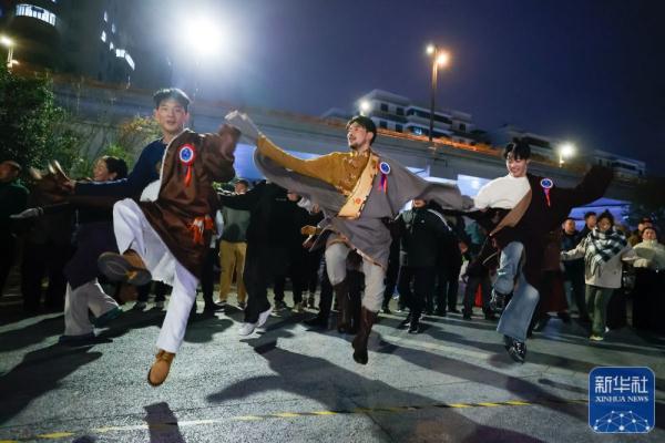 成都街头的锅庄舞会