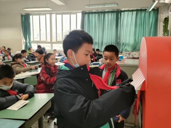 成都:熊猫邮局YOYO信箱“走进”校园 成都:熊猫邮局YOYO信箱“走进”校园