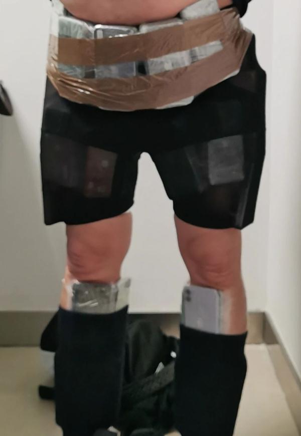 “腰缠万贯”？拱北青茂海关查获一起旅客绑藏100台旧手机进境案