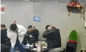 熊孩子饭店内放鞭炮？顾客纷纷付款逃跑