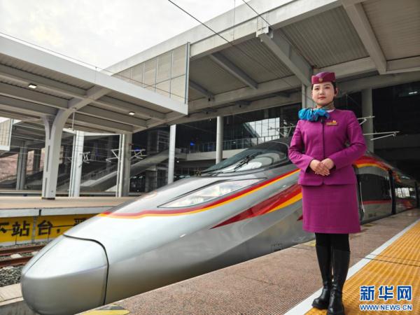 超越“起飞时速”到川南 成自宜高铁开通 超越“起飞时速”到川南 成自宜高铁开通