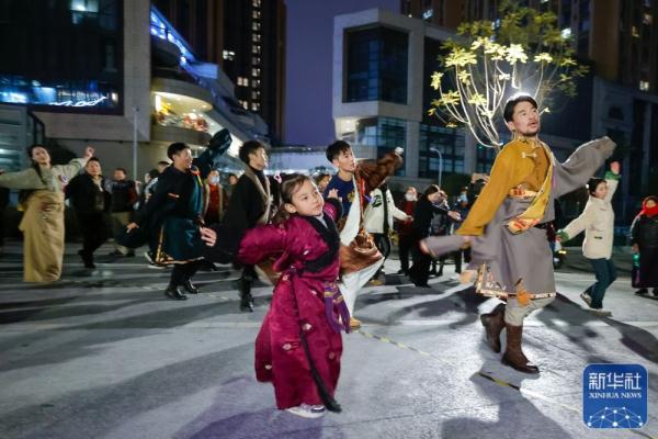 成都街头的锅庄舞会