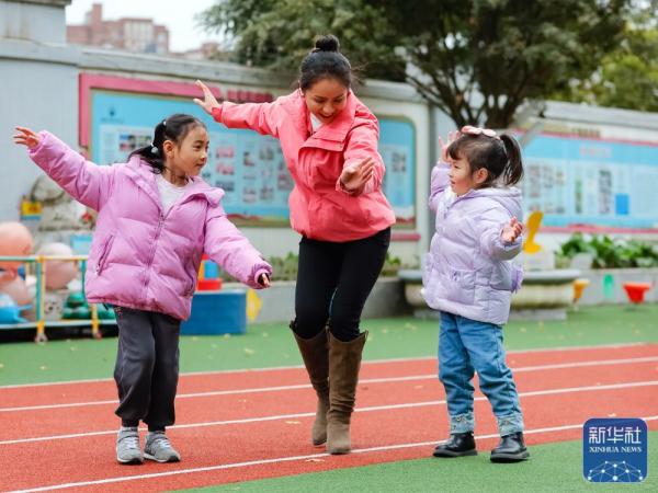 成都街头的锅庄舞会