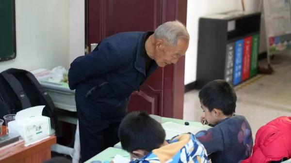这张“课表”绝了！杭州这位全能的老师，孩子们都服气……