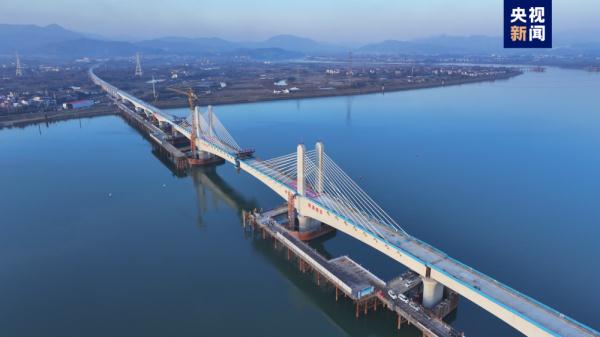 金建铁路首座大跨度矮塔斜拉桥顺利合龙 金建铁路首座大跨度矮塔斜拉桥顺利合龙
