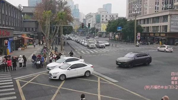 婴儿高烧急需救治，成都交警火速开道