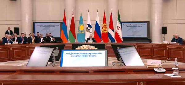 俄媒：普京当面跟卢卡申科开玩笑，“给我们供应些鸡蛋吧，别吝啬”