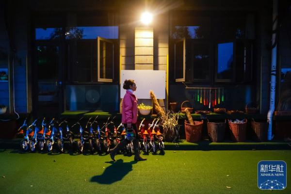 成都街头的锅庄舞会