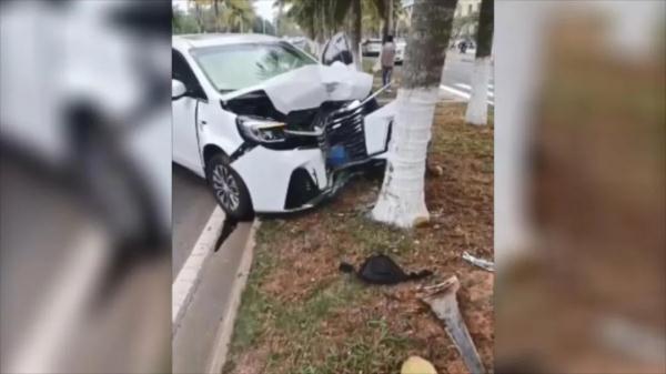 突发！海口滨江路一商务车与自行车相撞，致7人受伤