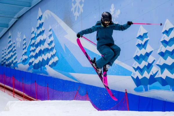 冬季户外雪场一派火热，室内滑雪场还“香”吗？