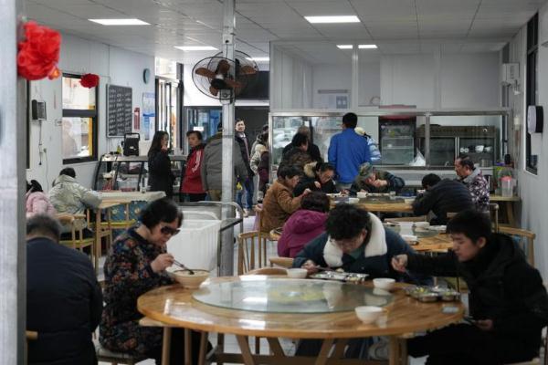 长沙：“银发族”餐厅温暖社区老人