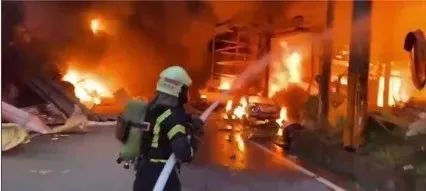 桃园市一石化厂起火爆炸,现场浓烟滚滚 桃园市一石化厂起火爆炸,现场浓烟滚滚