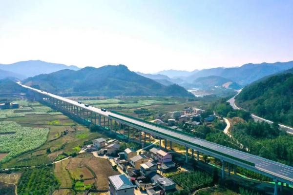桂柳高速改扩建项目通车 桂林至柳州行车时间缩至1小时