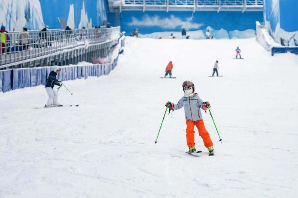 冬季户外雪场一派火热，室内滑雪场还“香”吗？