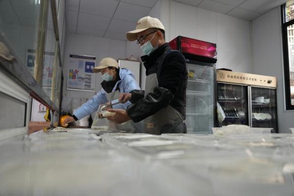 长沙：“银发族”餐厅温暖社区老人