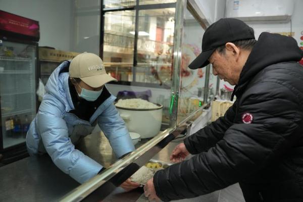 长沙：“银发族”餐厅温暖社区老人