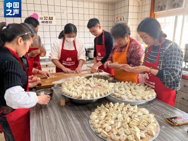 她总被人误会成“骗子”，却是孩子们心中最好的常妈妈