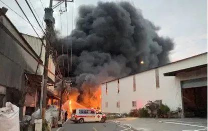 桃园市一石化厂起火爆炸,现场浓烟滚滚 桃园市一石化厂起火爆炸,现场浓烟滚滚