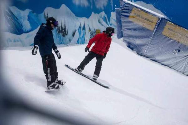 冬季户外雪场一派火热，室内滑雪场还“香”吗？